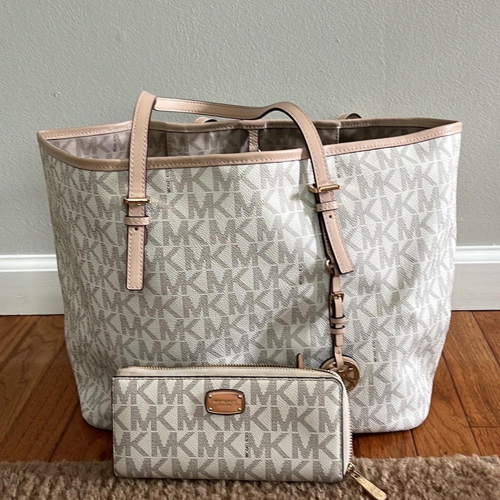 MK handbag and wallet like brand new, no scratches.